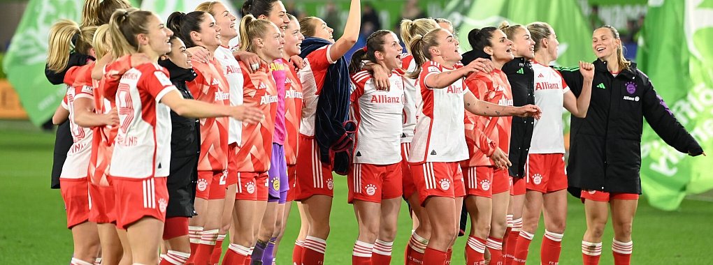 M&uuml;nchens Spielerinnen feiern den Sieg in Wolfsburg. - &copy; Swen Pf&ouml;rtner/dpa