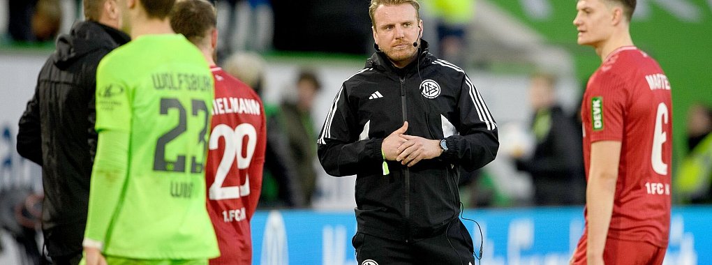 Tobias Krull (2.v.r.) übernahm nach einer Verletzung des Schiedsrichter-Assistenten die Position des vierten Offiziellen. - © Swen Pförtner/dpa