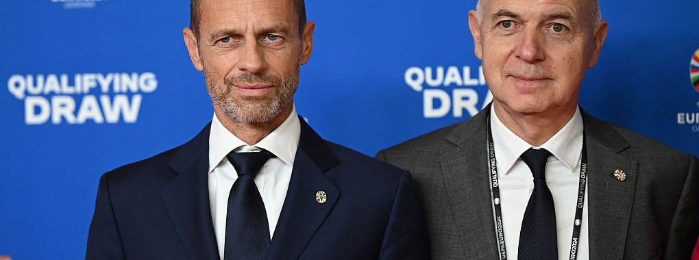 DFB-Chef Neuendorf hat eine klare Haltung zur Russland-Frage im Fußball. - © Arne Dedert/dpa