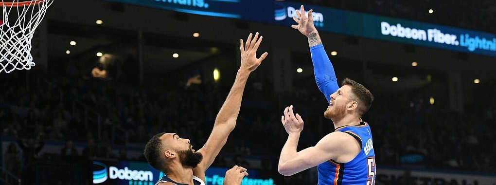 Isaiah Hartenstein (r.) gewinnt das Duell mit Rudy Gobert, dem besten Verteidiger der vergangenen Saison. - © Kyle Phillips/AP/dpa