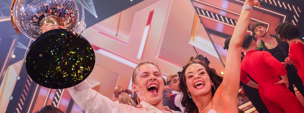 Der Favorit Gabriel Kelly, S&auml;nger, freut sich mit Malika Dzumaev, Profit&auml;nzerin, &uuml;ber den Sieg und den Titel &laquo;Dancing Star 2024&raquo;. - &copy; Rolf Vennenbernd/dpa