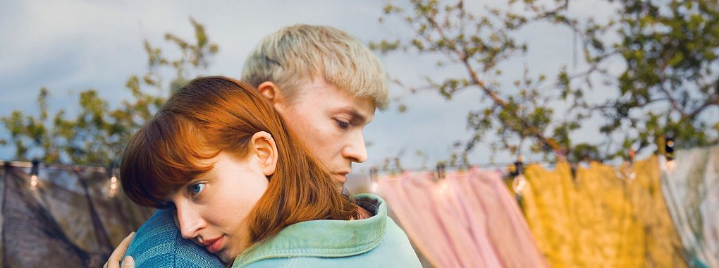 Gwen (Sina Genschel) und Adam (Julius Nitschkoff) öffnen ihre Beziehung. - © Konstantin Pape/ZDF/Arte/dpa