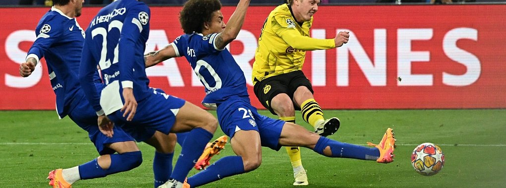 Dortmunds Julian Brandt (r) erzielt das Tor zum 1:0 gegen Atl&eacute;tico Madrid. - &copy; Federico Gambarini/dpa