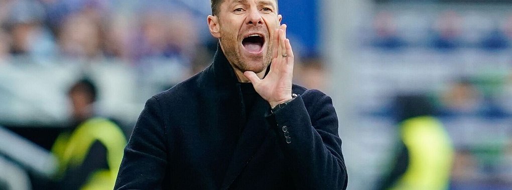 Leverkusens Trainer Xabi Alonso gibt Anweisungen. - &copy; Uwe Anspach/dpa