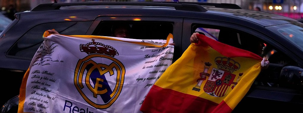 Die Fans von Real Madrid feiern auf dem Cibeles-Platz nachdem ihre Mannschaft den Titel in der La Liga gewonnen hat. - &copy; Manu Fernandez/AP