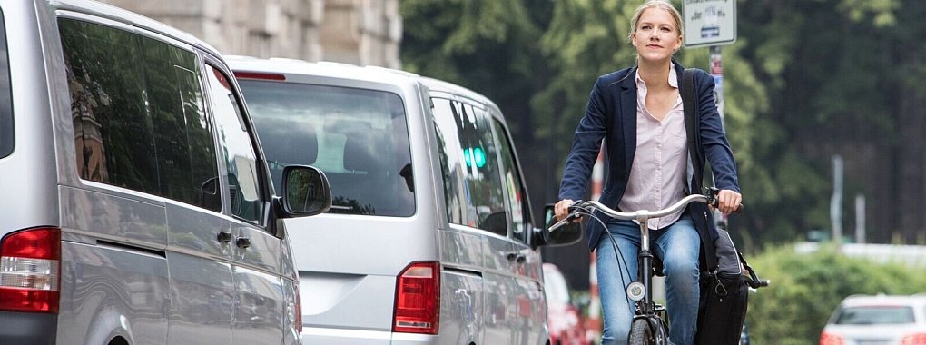 Unbek&uuml;mmert zur Arbeit: Stellt Ihnen Ihr Arbeitgeber zus&auml;tzlich zum Gehalt ein Fahrrad zur Verf&uuml;gung, m&uuml;ssen Sie nie wieder die Parkplatzsuche f&uuml;rchten. - &copy; Christin Klose/dpa-tmn/dpa