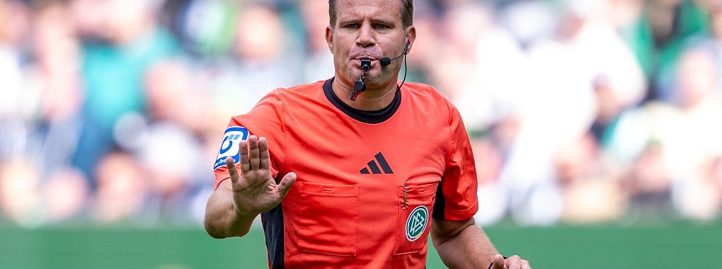 Schiedsrichter Felix Brych bestand vor seinem Comeback einen vorgeschriebenen Lauftest erst im zweiten Versuch. - © David Inderlied/dpa