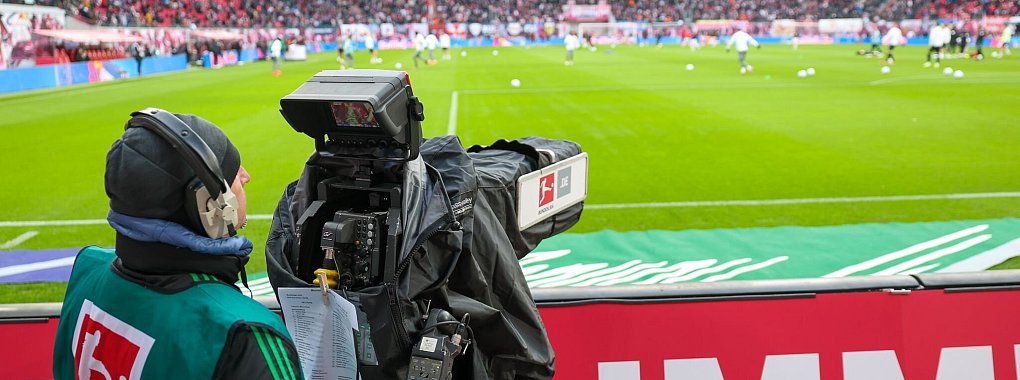 Der Profifußball ist auch ein großer Wirtschaftsfaktor in Deutschland. - © Jan Woitas/dpa