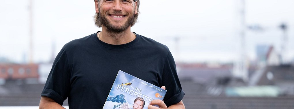In dem Buch «Die Bergretter» erzählt Schauspieler Sebastian Ströbel von den Dreharbeiten zur gleichnamigen ZDF-Serie. - © Sven Hoppe/dpa