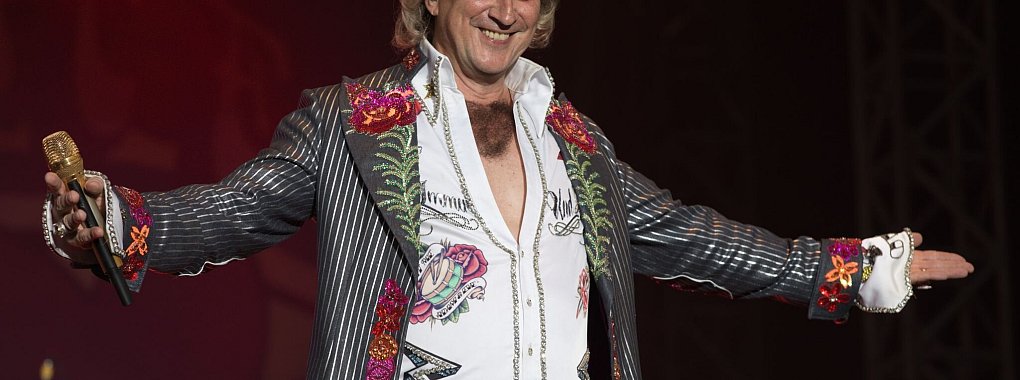 Mit Plateau-Schuhen, Schlaghosen, Föhnwelle und Brusthaartoupet wurde er Mitte der 90er berühmt. (Archivfoto) - © -/Dominic Pencz/dpa/dpa