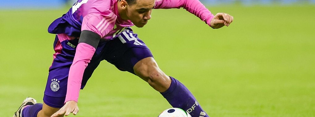 Eine rechte Erkl&auml;rung f&uuml;r den Rasen hatte Musiala, der durch den Rutscheffekt eine gro&szlig;e Chance vergab, nicht. - &copy; Christian Charisius/dpa