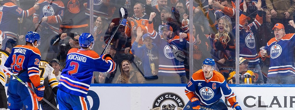 Leon Draisaitl bejubelt mit Connor McDavid den Ausgleich gegen die Boston Bruins. - © TIMOTHY MATWEY/The Canadian Press/AP/dpa