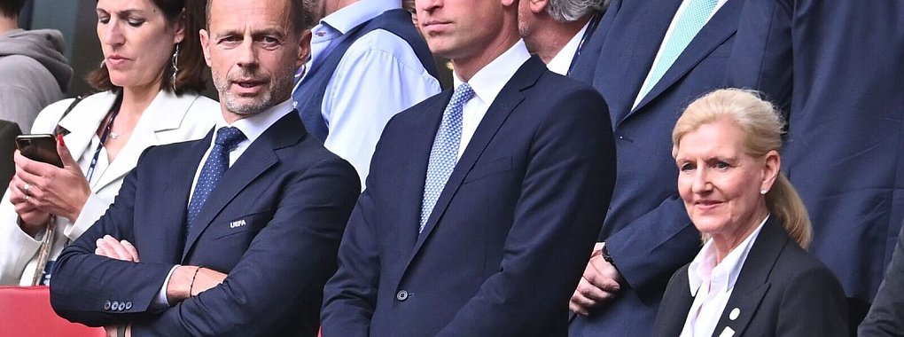 Die Three Lions erhalten in Berlin die Unterst&uuml;tzung von Prinz William (m.). - &copy; Marius Becker/dpa