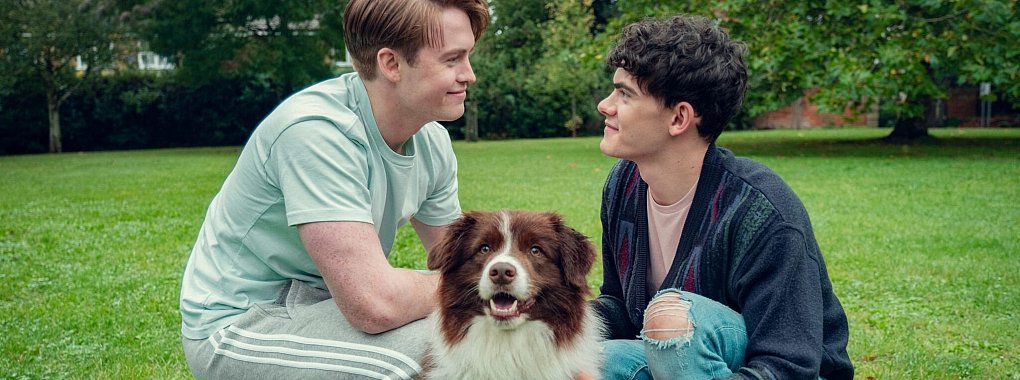 Nick und Charlie sind inzwischen ein glückliches und geoutetes Paar. - © Samuel Dore/Netflix/dpa
