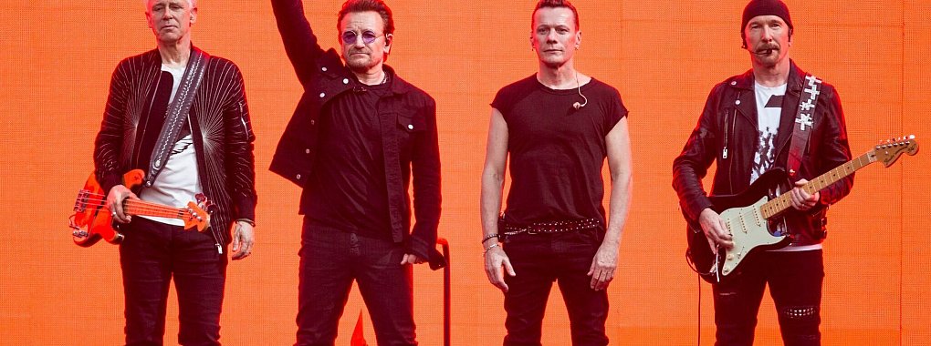 U2 um Sänger Bono (Mitte) legen ihr Album «How To Dismantle An Atomic Bomb» neu auf. - © Joel Ryan/Invision/AP/dpa