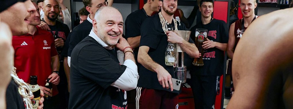 Der FC Bayern ist Pokalsieger 2024: Trainer Pablo Laso (l) h&auml;lt eine kleine Rede in der Kabine. - &copy; Daniel L&ouml;b/dpa