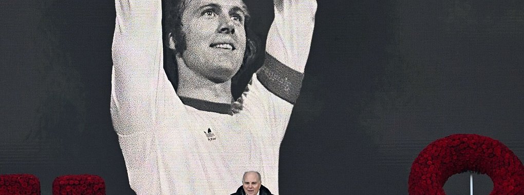 FCB-Ehrenpr&auml;sident Uli Hoene&szlig; verabschiedete sich mit bewegenden Worten vom Fu&szlig;ball-&laquo;Kaiser&raquo;. - &copy; Sven Hoppe/dpa