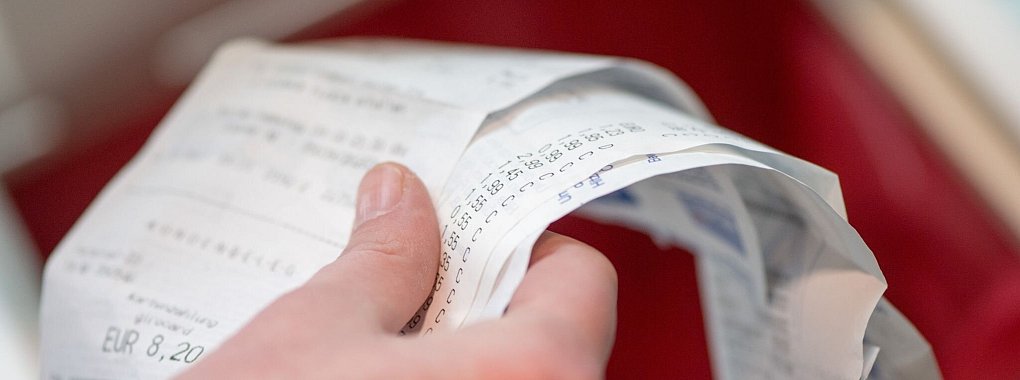 Wei&szlig;e, glatte Kassenzettel aus Thermopapier geh&ouml;ren nicht ins Altpapier, sondern m&uuml;ssen im Restm&uuml;ll entsorgt werden. - &copy; Andrea Warnecke/dpa-tmn