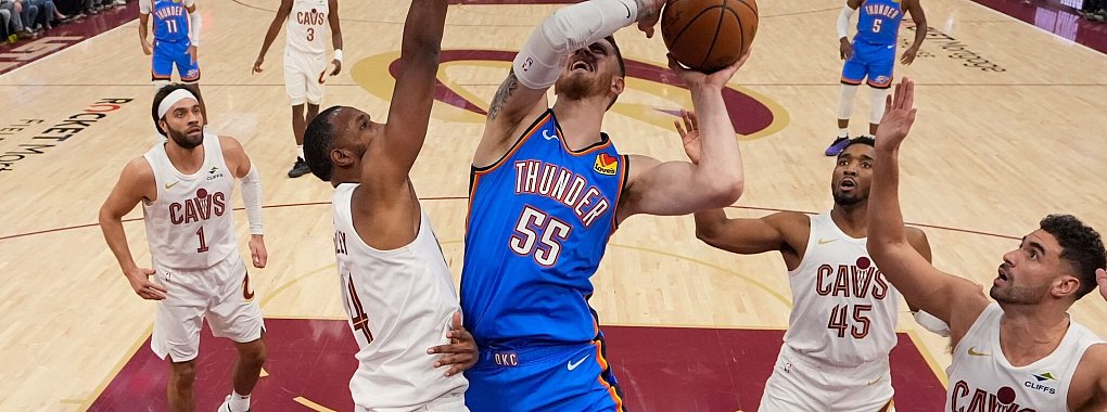 Isaiah Hartenstein (M) wird das zweite Topspiel gegen die Cleveland Cavaliers verletzt verpassen. - © Sue Ogrocki/AP/dpa