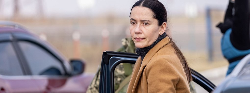 Die ukrainische Therapeutin Lydia (Anastasia Karpenko) bietet Mitfahrm&ouml;glichkeiten in ihrem Auto an. - &copy; Roman Lisovsky/ZDF/dpa