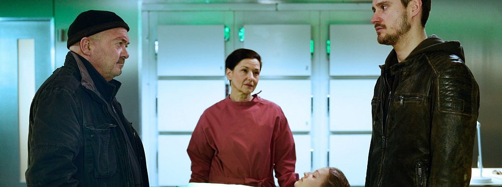 Jan Marxen (Fr&eacute;d&eacute;ric Brossier, r.) erz&auml;hlt Dr. Gabriele Simkeit (Eva Sixt, 2.v.l.) und Otto Garber (Florian Martens, l.) von der Medikamentenabh&auml;ngigkeit seiner toten Freundin. - &copy; Katrin Knoke/ZDF/dpa