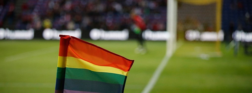 Eine Regenbogenfahne als Zeichen gegen Homophobie dient als Eckfahne. - &copy; Jens Dresling/dpa