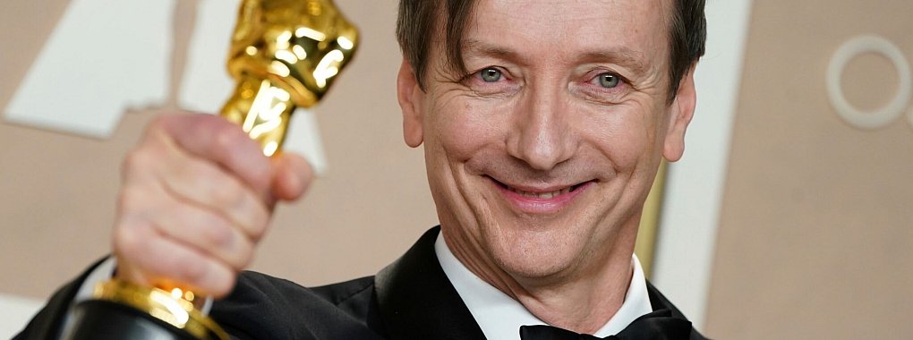 Der deutsche Filmkomponist Volker Bertelmann nimmt im Oscar-Wettbewerb 2025 eine Hürde. (Archivbild) - © Jordan Strauss/Invision/AP/dpa