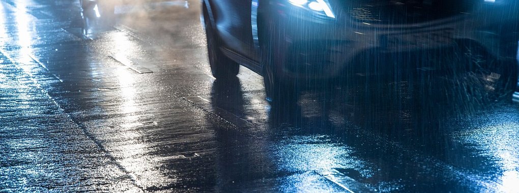 Gefährlich: Durch überfrierende Nässe oder gefrierenden Regen kann Glatteis entstehen. - © Christophe Gateau/dpa/dpa-tmn