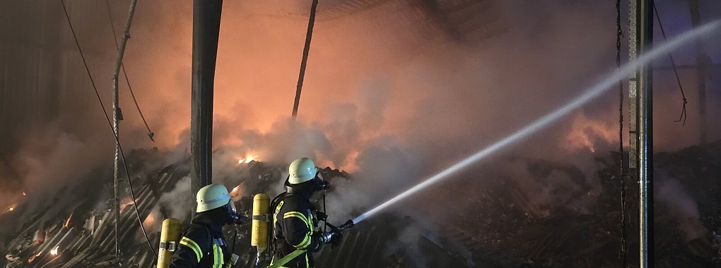 Durch den brennenden Kunststoffmüll entwickelte sich eine enorme Hitze. - © Feuerwehr Dörentrup