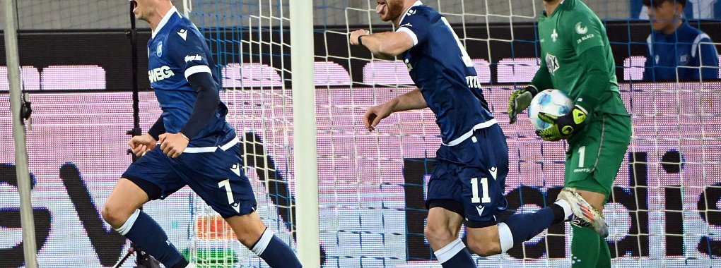 Jubel bei den Karlsruher Spielern nach dem 1:0. - © Uli Deck/dpa