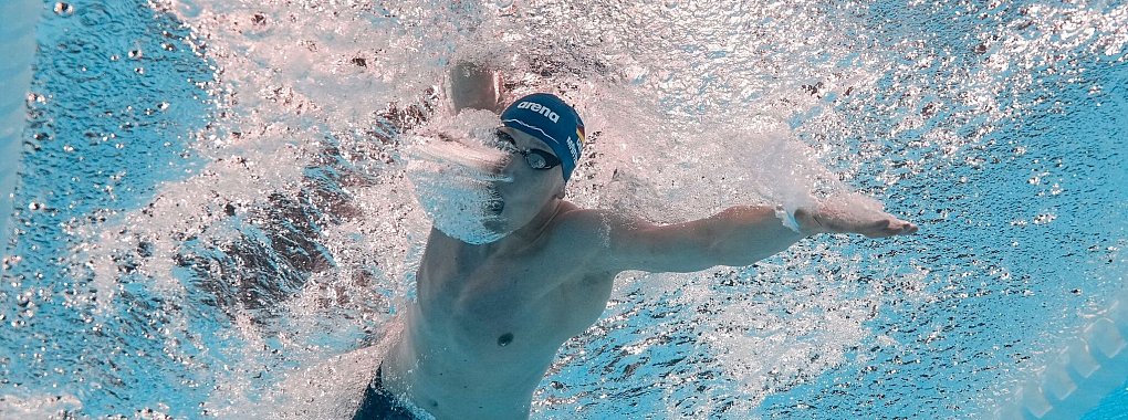 Lukas Märtens verbessert über 800 Meter Freistil den deutschen Rekord. - © David J. Phillip/AP/dpa