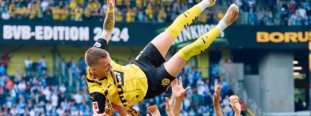 Dortmunds Marco Reus wird nach dem Spiel von seinen Mitspielern gefeiert. - &copy; Bernd Thissen/dpa