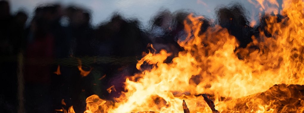 Feuer mit Verantwortung: Wer ein Osterfeuer plant, muss Sicherheitsregeln einhalten. - © Sebastian Gollnow/dpa