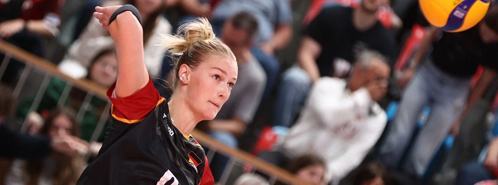 Lina Alsmeier stand dem Bundestrainer zur Verf&uuml;gung. - &copy; Christoph Soeder/dpa