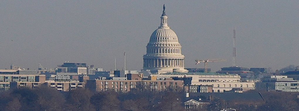 Am Morgen nach dem Absturz suchten Helfer vergeblich nach Überlebenden und Toten in Washington. - © Carolyn Kaster/AP/dpa