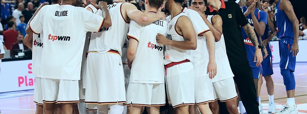 Die deutschen Basketballer freuen sich über ihren Testspielsieg. - © Stickel Matthias/dpa