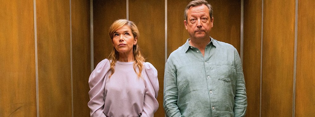 Bettina (Anke Engelke) m&ouml;chte noch schnell Martins (Matthias Brandt) hochgelobte Dachterrasse besichtigen, bevor sie gemeinsam in das neue Jahr feiern. - &copy; Niels-Jonas Simons/btf GmbH/WDR /dpa