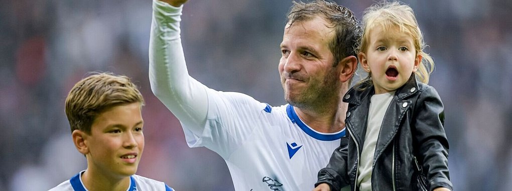 Rafael van der Vaarts Sohn Damián (l) hat seinen Vertrag bei Ajax Amsterdam verlängert. - © Axel Heimken/dpa