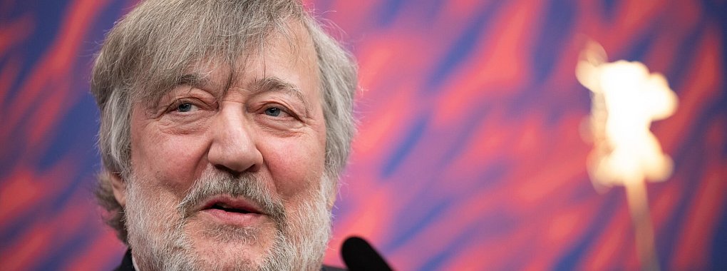 Spricht sich klar für die Rückgabe der Elgin Marbles aus: Stephen Fry. (Archivbild) - © Sebastian Christoph Gollnow/dpa