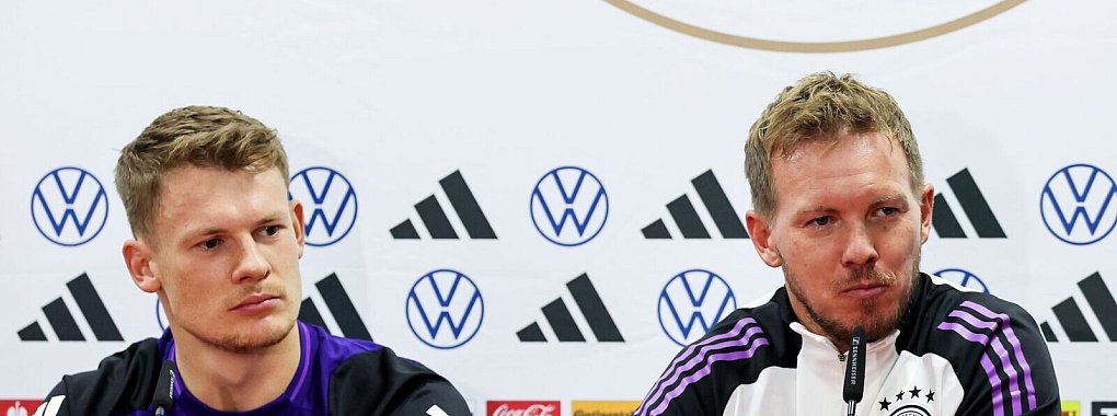 Bundestrainer Julian Nagelsmann (r) und Torwart Alexander Nübel bei der Pressekonferenz im Stadion von Zenica. - © Christian Charisius/dpa