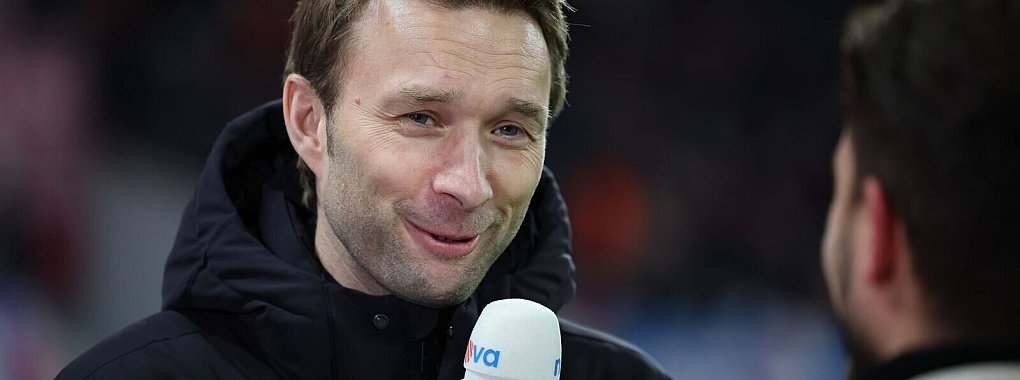 Leverkusens Geschäftsführer Simon Rolfes geht entspannt mit den Spekulationen um seinen Chefcoach Xabi Alonso um. - © Jan Woitas/dpa