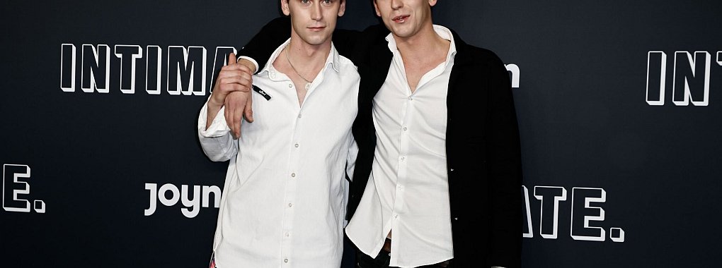 Wurden unter anderem durch die Comedy-Impro &laquo;Die Discounter&raquo; bekannt: Die Zwillinge Oskar Belton (l) und Emil Belton (r) (Archivbild). - &copy; Carsten Koall/dpa