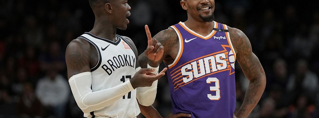 Dennis Schröder (l) und die Brooklyn Nets sollen 2025 in China spielen. - © Rick Scuteri/AP/dpa