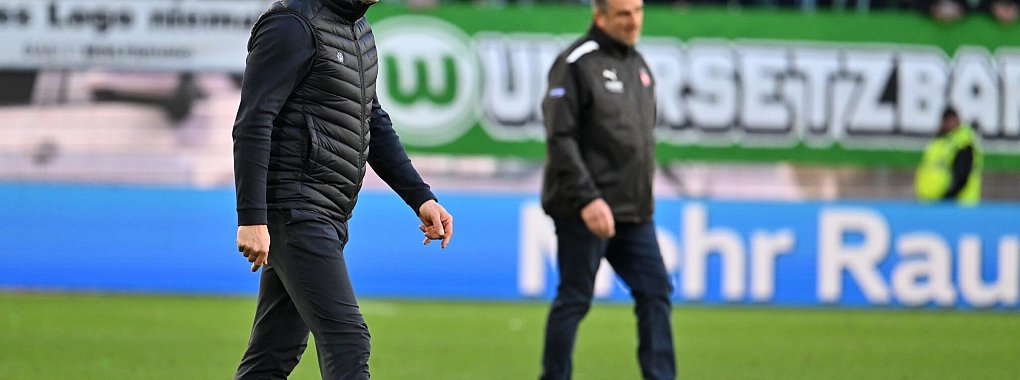 Wolfsburgs Trainer Ralph Hasenhüttl (l) und sein Heidenheimer Kollege Frank Schmidt nach dem Spiel. - © Swen Pförtner/dpa