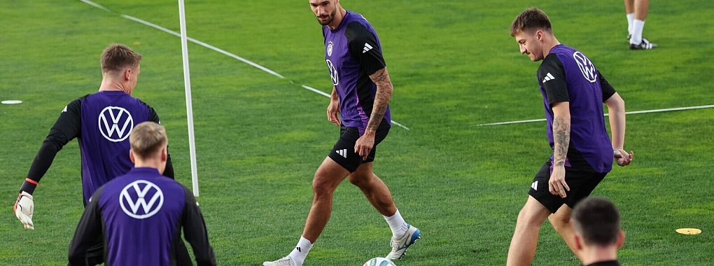 Tim Kleindienst (M), hier beim Abschlusstraining in Zenica, bestreitet sein erstes Länderspiel. - © Christian Charisius/dpa