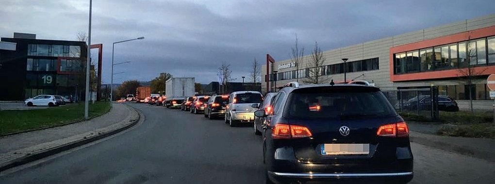 Über die Westerfeldstraße soll der Verkehr umgeleitet werden. Dort geht es aber nur schwer voran. - © Jana Beckmann
