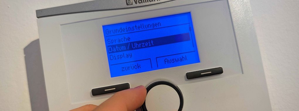Die Uhr der Heizungsanlage stellt sich nicht immer von selbst auf Winterzeit um. - © Till Simon Nagel/dpa-tmn