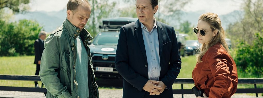 Micha Oberl&auml;nder (Matthias Koeberlin, l-r), Thomas Komlatschek (Hary Prinz) und Luisa Hoffmann (Alina Fritsch) sprechen &uuml;ber den Fall in einer Szene von &laquo;Die Toten vom Bodensee - Atemlos&raquo;. - &copy; manuelpaul/ZDF/dpa