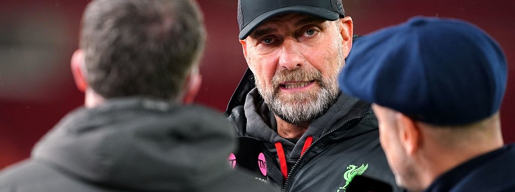 Ist gegen die Einführung einer Blauen Karte: Liverpool-Coach Jürgen Klopp (M). - © Peter Byrne/PA Wire/dpa
