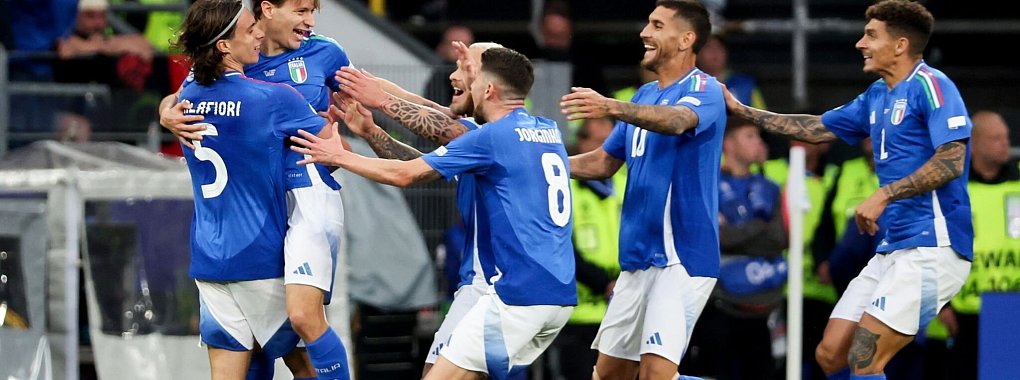 Italiens Nicol&ograve; Barella (2vl) wird nach seinem Tor zum 2:1 von den Teamgef&auml;hrten umjubelt. - &copy; Friso Gentsch/dpa